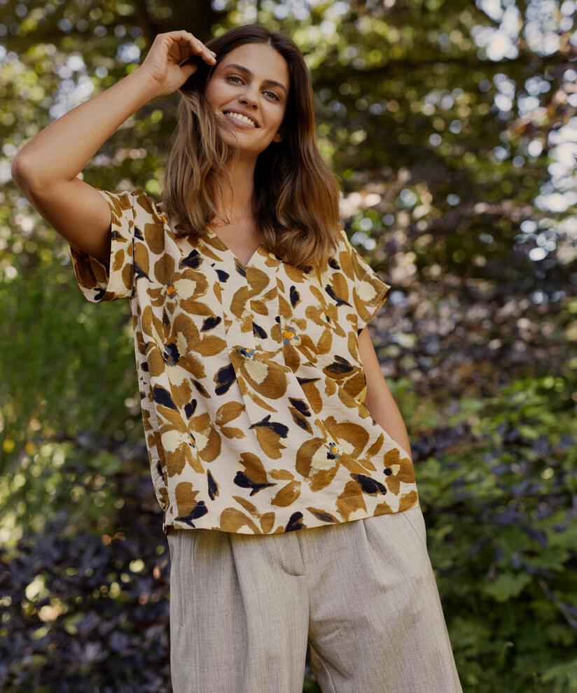 blouse en viscose avec col en V et plis au dos, Dull Gold