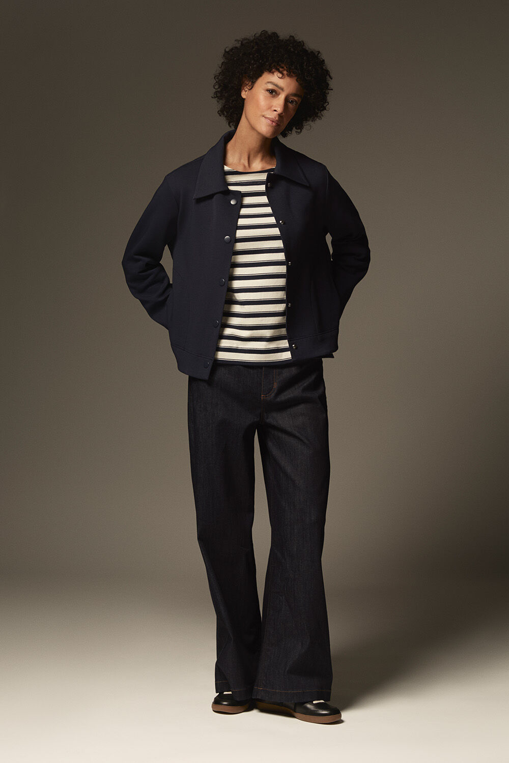 veste courte en jersey &eacute;pais - Navy Blazer, Top En Jersey Ray&eacute; &Agrave; Col Rond - Navy Blazer, jeans avec stretch et largeur dans les jambes - Dark Denim