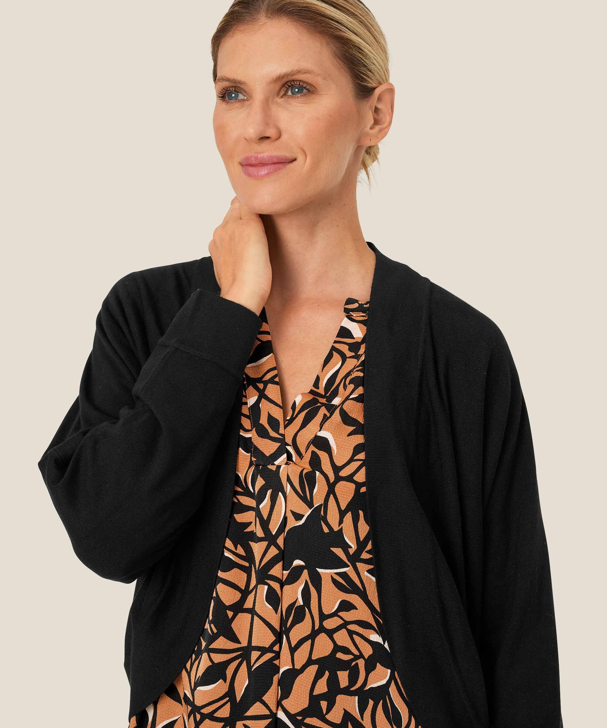 cardigan en maille fine avec devant arrondi, Black