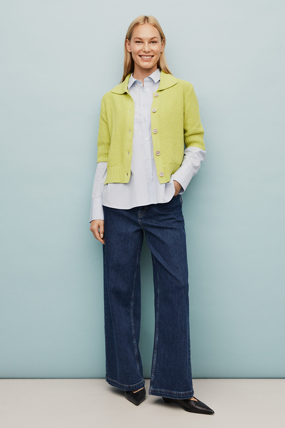 cardigan &agrave; manches courtes en m&eacute;lange de coton - B Chartreuse, Chemise en coton ray&eacute; avec boutons de manchette dor&eacute;s - Placid Blue, jean extensible &agrave; jambes larges - Blue Denim