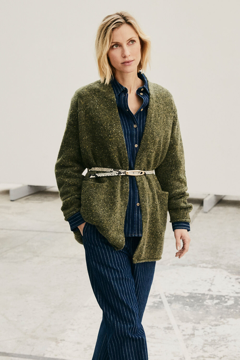 Cardigan ouvert en laine et alpaga avec poches - Beetle, Chemisier en denim de coton &agrave; rayures - Dark Denim, Ceinture fine &agrave; imprim&eacute; serpent - Fog, Jean large en coton &agrave; fines rayures - Dark Denim