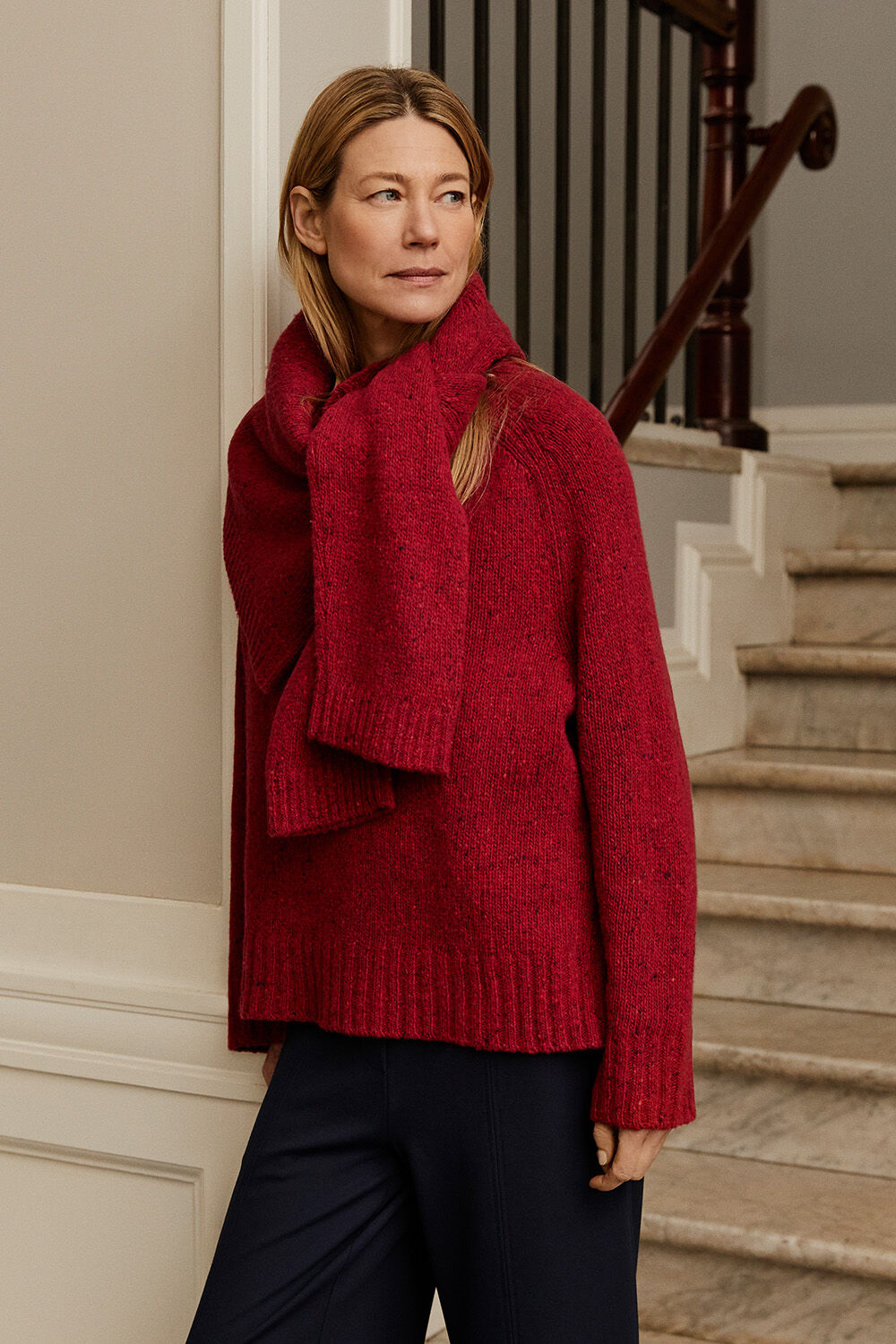 pull &agrave; col roul&eacute; en laine m&eacute;lang&eacute;e avec bords c&ocirc;tel&eacute;s - Red Dahlia, pantalon court en jersey &eacute;pais - Navy Blazer