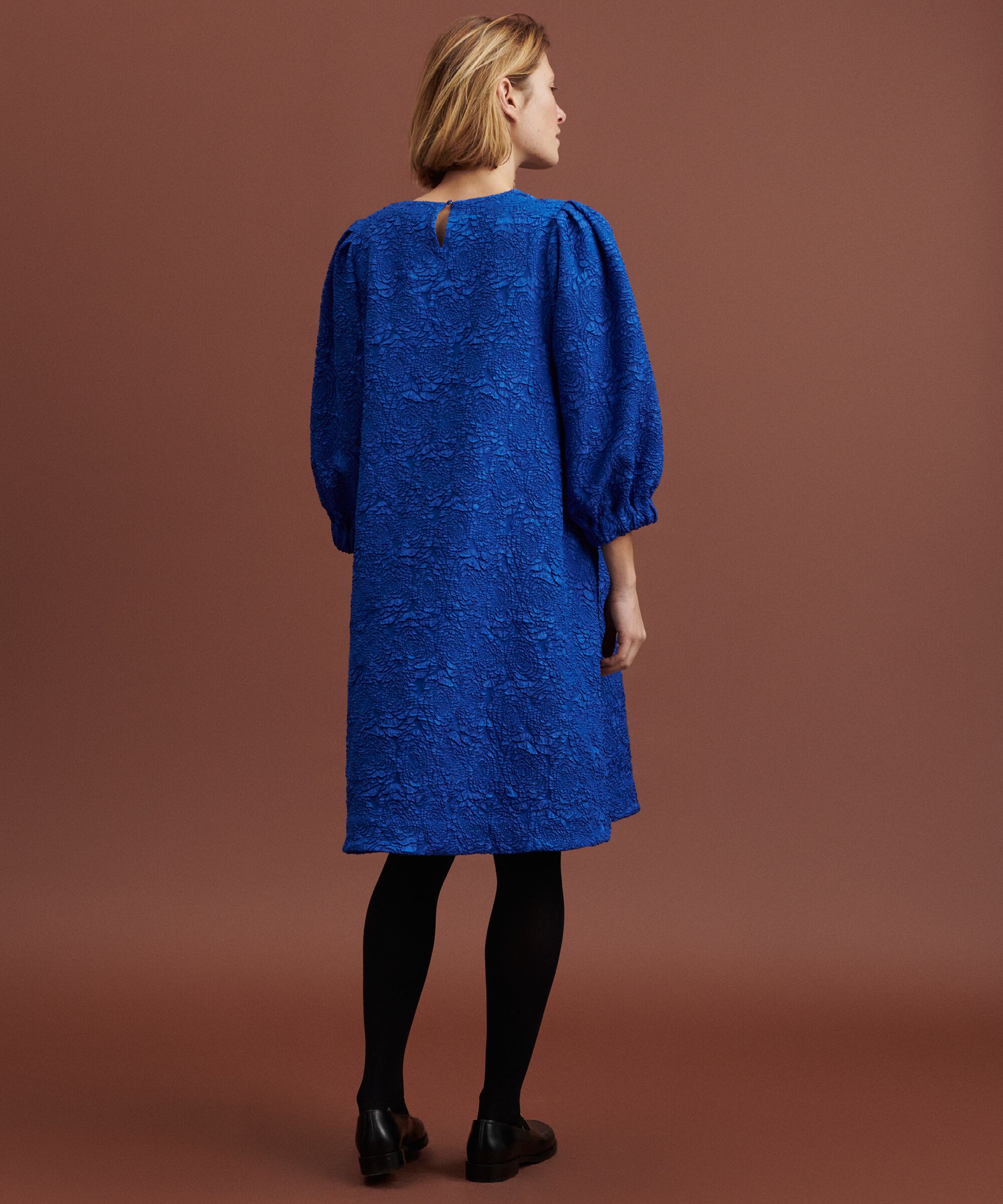 robe à col rond et manches bouffantes, Surf the web