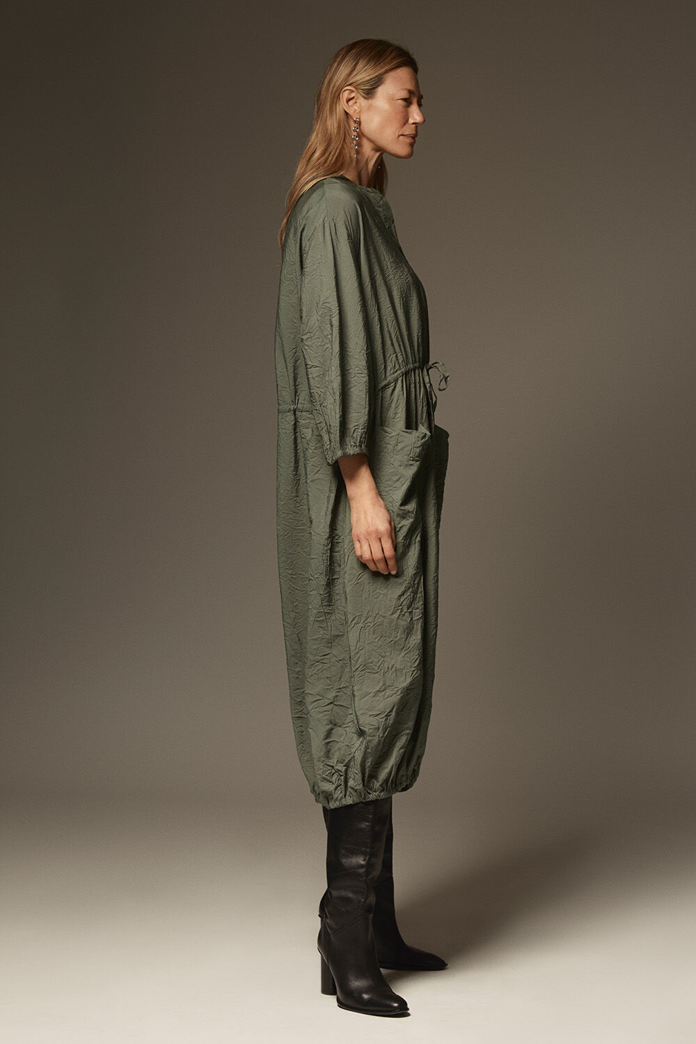 robe en viscose avec ourlet &eacute;lastique et lien - Duck Green, boucles d'oreilles sculpturales plaqu&eacute;es or - Gold