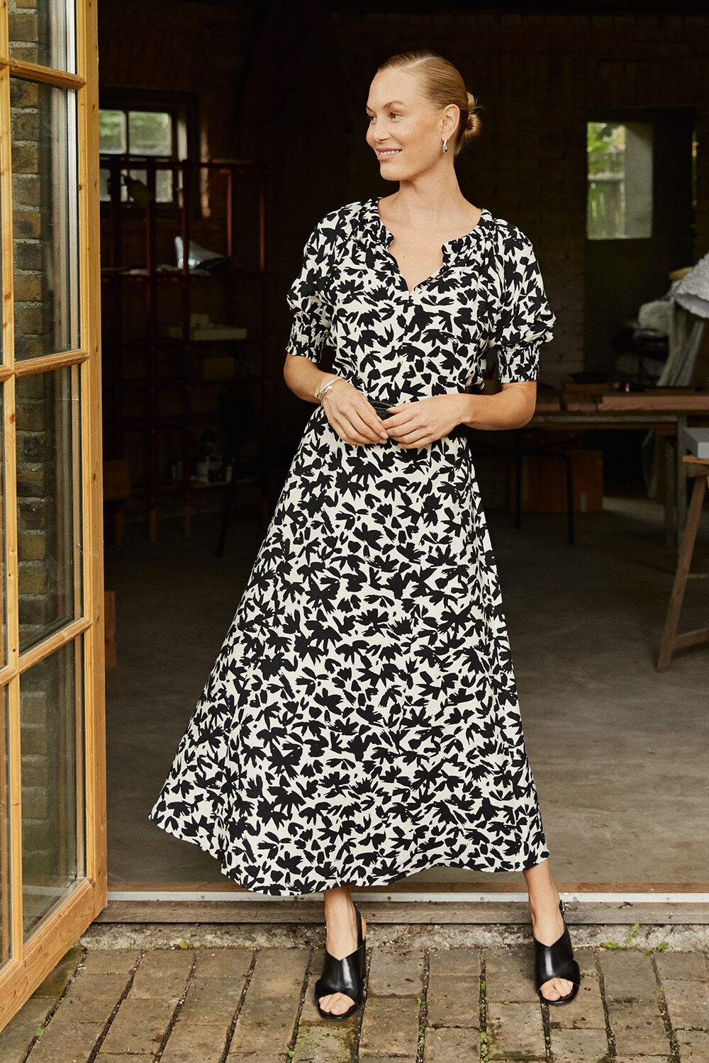 Robe en viscose &agrave; manches courtes et &agrave; nouer - Black, ceinture &eacute;troite tress&eacute;e noire - Black, boucles d'oreilles &agrave; surface martel&eacute;e - Silver, bracelet &agrave; surface martel&eacute;e - Silver