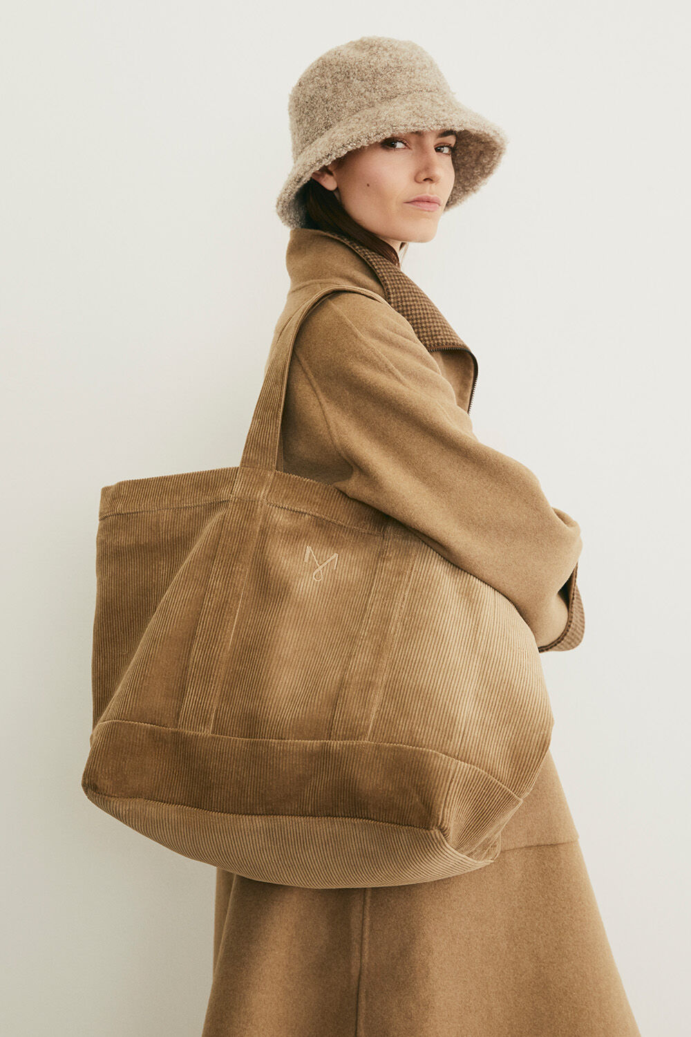 Manteau en laine &agrave; col montant et doublure carreaux - Petrified Oak, Bob tricot&eacute; aspect teddy avec laine - Plaza Taupe, Sac en velours c&ocirc;tel&eacute; avec poche int&eacute;rieure - Petrified Oak
