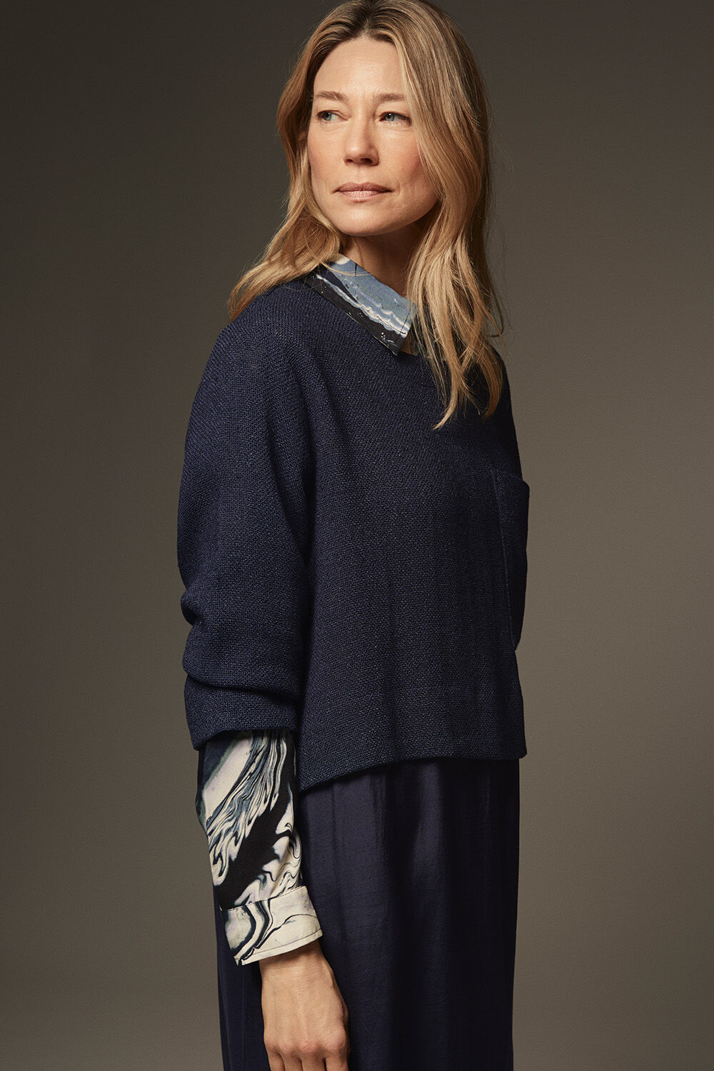 Robe avec corsage boucl&eacute; et jupe en viscose - Navy Blazer, chemise en viscose &agrave; manches longues et dos plus long - Wisteria