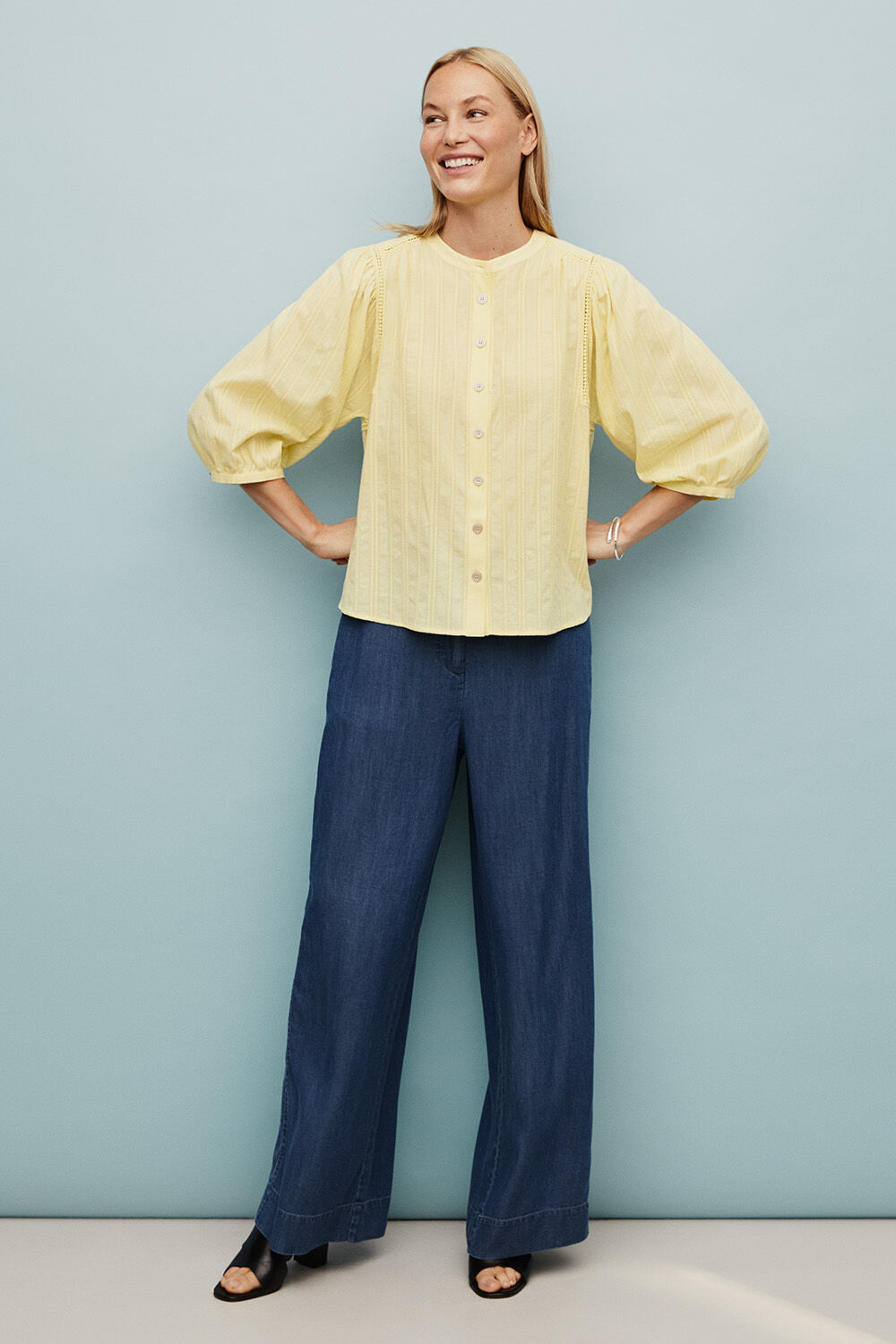 chemise &agrave; rayures tiss&eacute;es et d&eacute;tails en dentelle - Lemonade, bracelet &agrave; surface martel&eacute;e - Silver, pantalon large en denim souple - Washed denim