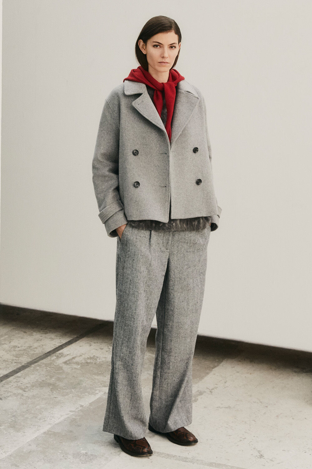 Veste courte en laine &agrave; double boutonnage - M. Grey mel., Pull &agrave; motif l&eacute;opard en m&eacute;lange de laine - Magnet, Pantalon &agrave; chevrons en laine m&eacute;lang&eacute;e - Black, &Eacute;charpe &agrave; capuche tricot&eacute;e en laine &agrave; nouer - Tibetan Red