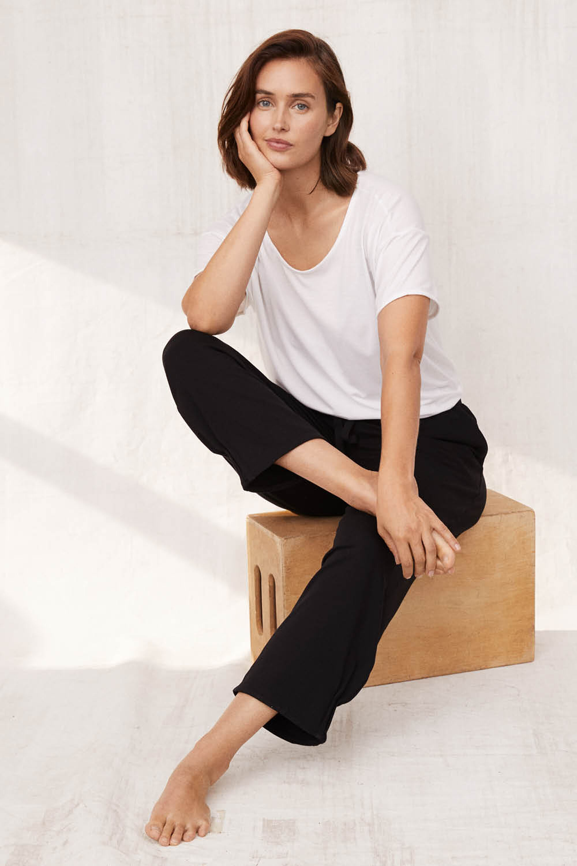 t-shirt fin en lyocell - White, pantalon de jogging en jersey doux - Black