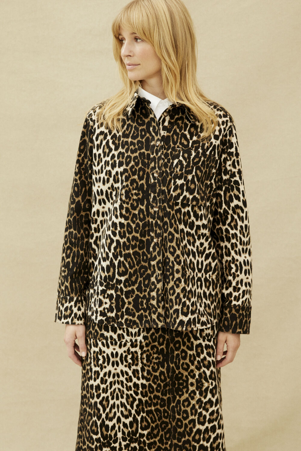 chemise en jean &agrave; imprim&eacute; l&eacute;opard - Otter, jupe en jean imprim&eacute; l&eacute;opard - Otter