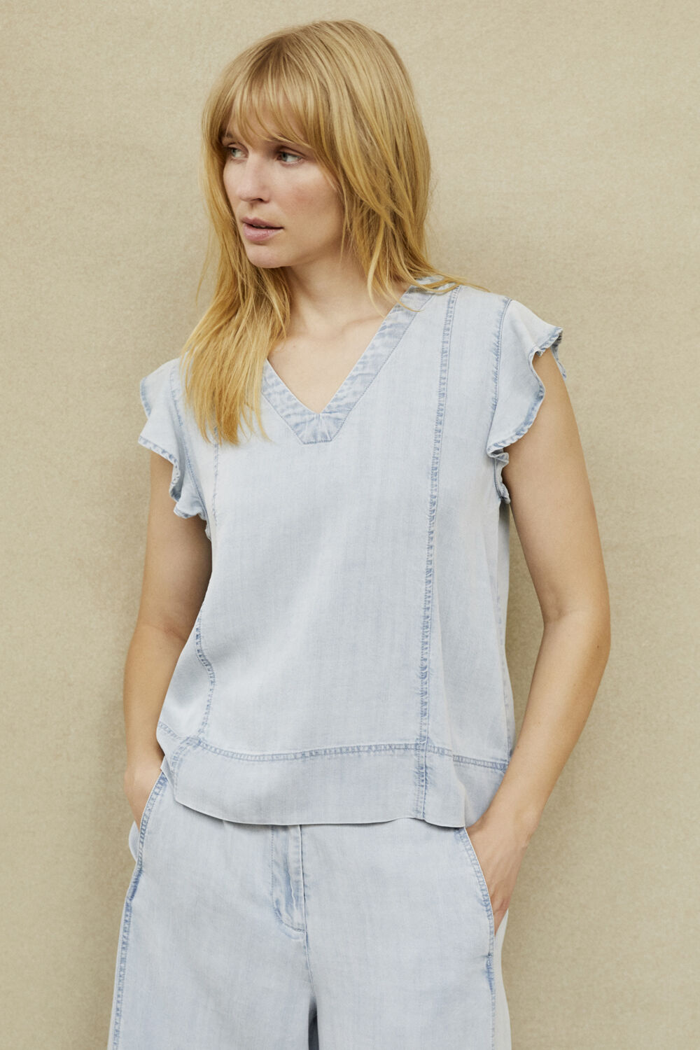 blouse en jean &agrave; petites manches papillon - Light Denim, pantalon en jean court &agrave; taille &eacute;lastique - Light Denim