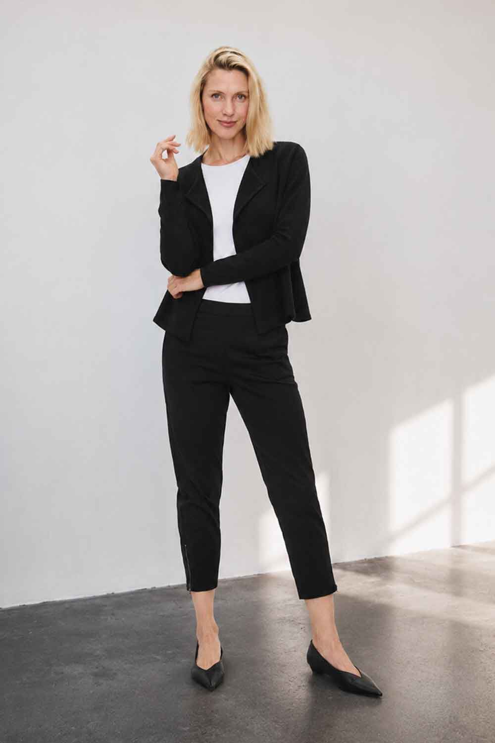 Veste Courte En Boucl&eacute; - Black, Blouse ajust&eacute; en jersey extensible - White, Pantalon &Agrave; La Cheville En Coton Stretch - Black