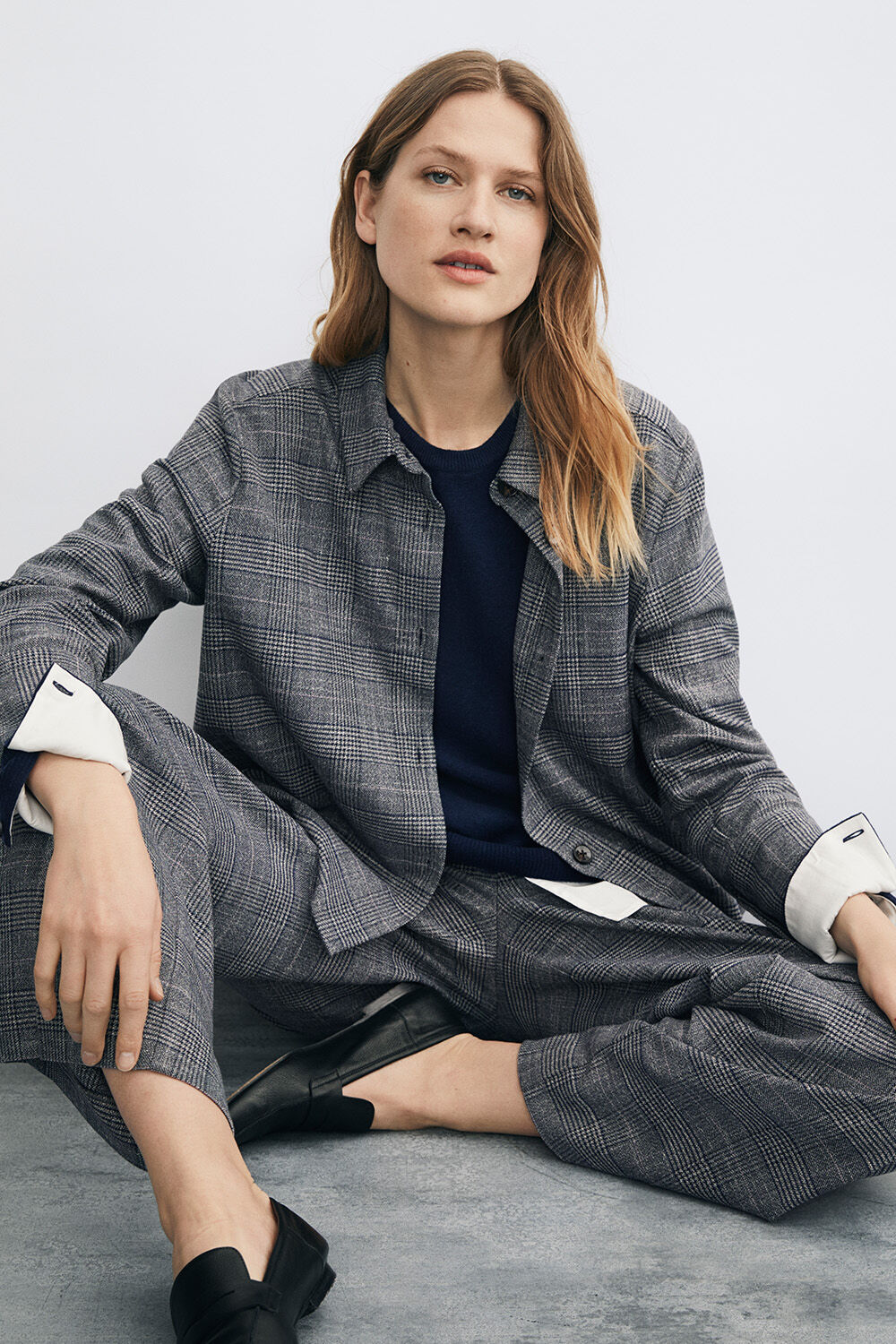 Chemisier &agrave; carreaux en viscose m&eacute;lang&eacute;e coupe A - D. Grey mel., Pull en laine &agrave; ourlet popeline effet superpos&eacute; - Navy Blazer, Pantalon large &agrave; carreaux en viscose - D. Grey mel.