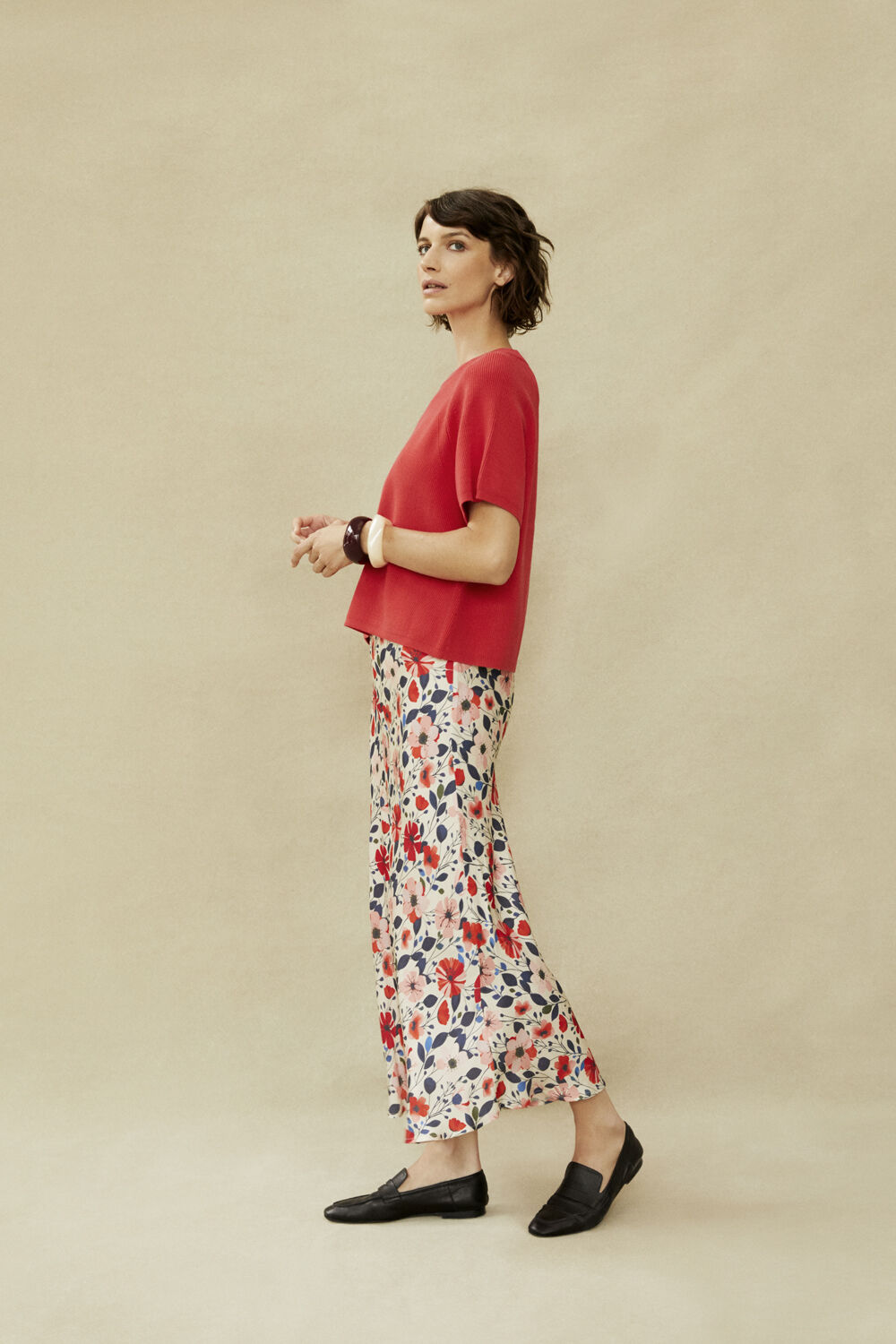 Top en maille c&ocirc;tel&eacute;e &agrave; manches courtes - Poinsettia, jupe en viscose &agrave; fleurs - Poinsettia, bracelet sculptural - Beet Red