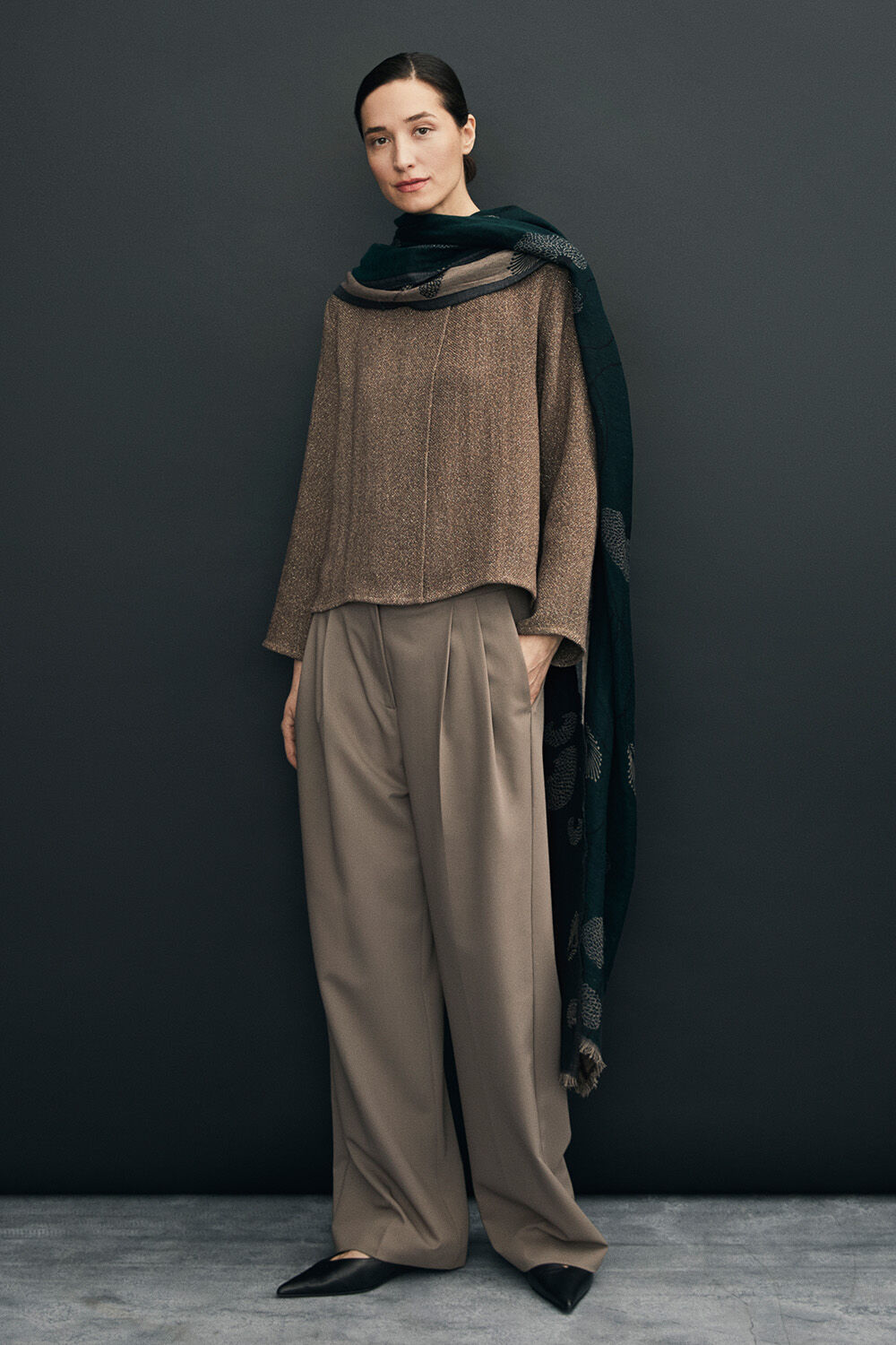 Veste droite en coton boucl&eacute; - Falcon, &Eacute;charpe en laine &agrave; motif floral - Ponderosa Pine, Pantalon en laine et viscose &agrave; taille &eacute;lastiqu&eacute;e - Falcon