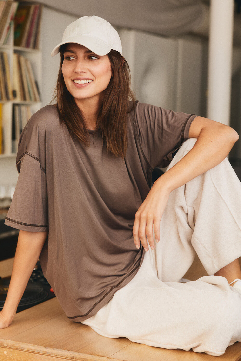 T-shirt doux en jersey de lyocell - Falcon, Pantalon large en coton &agrave; plis press&eacute;s - Beige melange