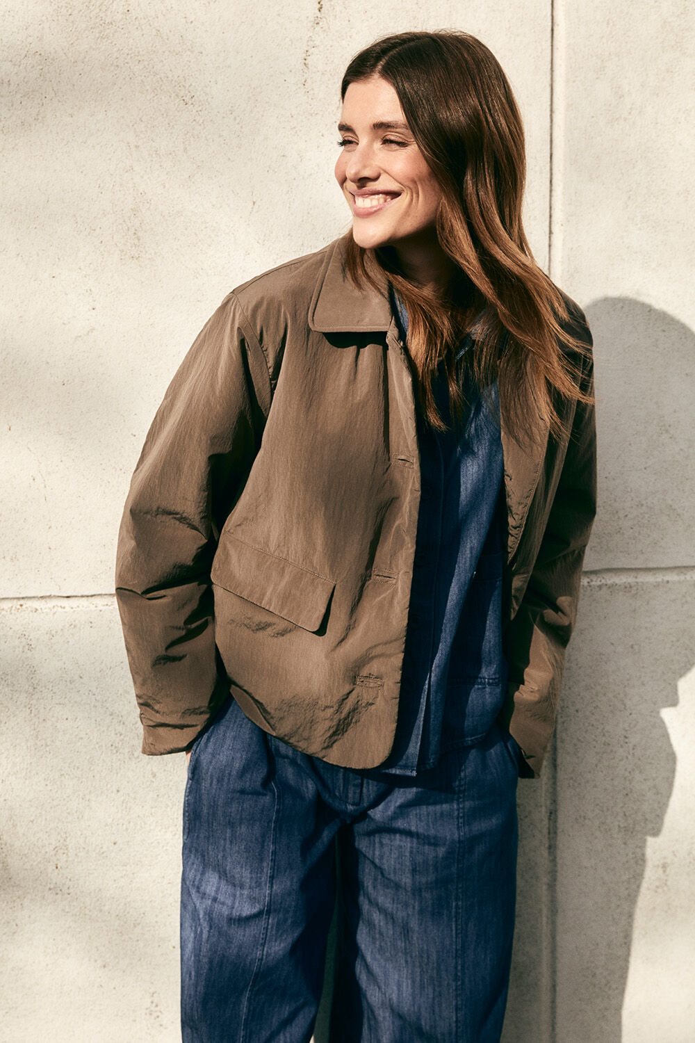 Chemisier court en denim de coton avec poches - Medium Denim, Pantalon en coton &agrave; plis et boutons au bas - Medium Denim, Veste courte matelass&eacute;e &agrave; poches &agrave; rabat - Falcon
