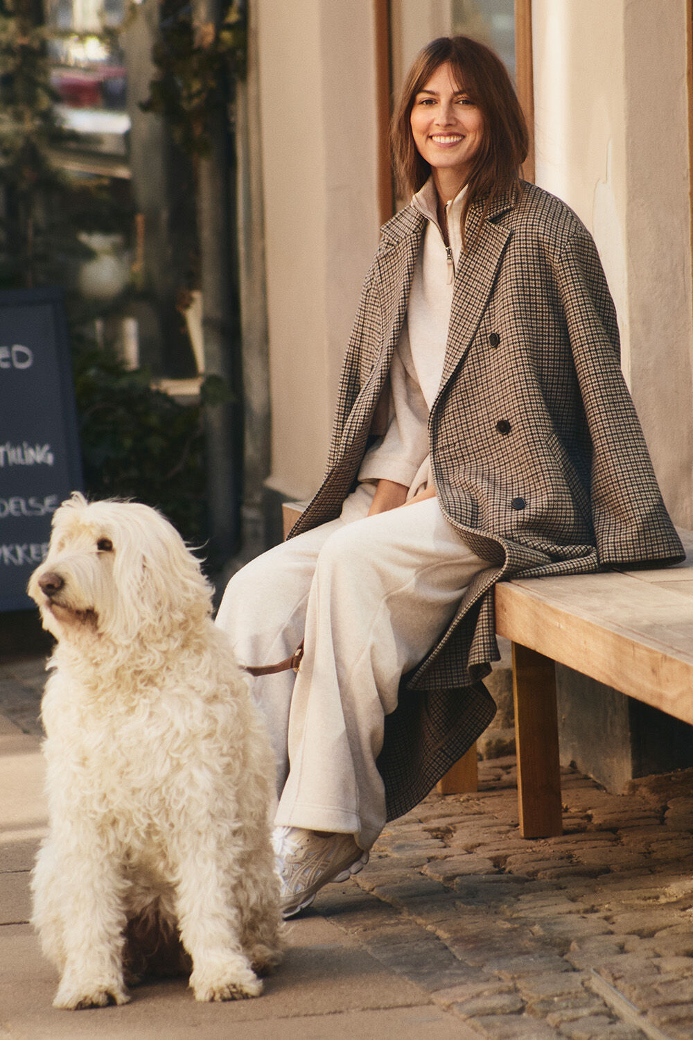 Manteau en laine &agrave; carreaux avec boutons - Sh. Chocolate, Veste en molleton de coton &aacute;&nbsp;col montant - Beige melange, Pantalon large en coton &agrave; plis press&eacute;s - Beige melange