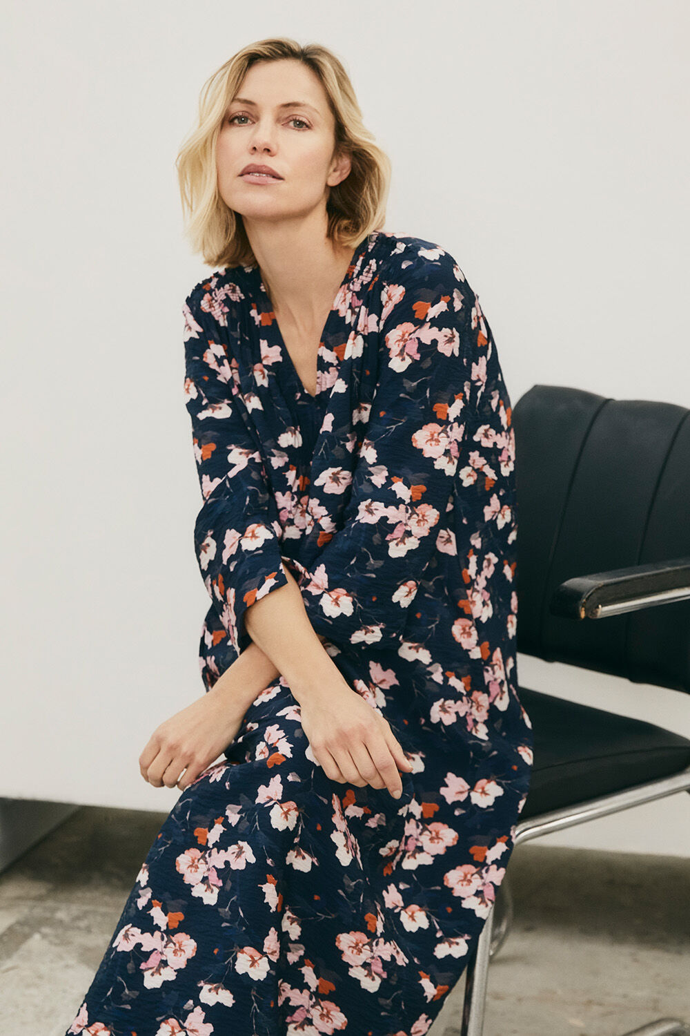 Robe en viscose &agrave; fleurs avec col en V - R. Spoonbill