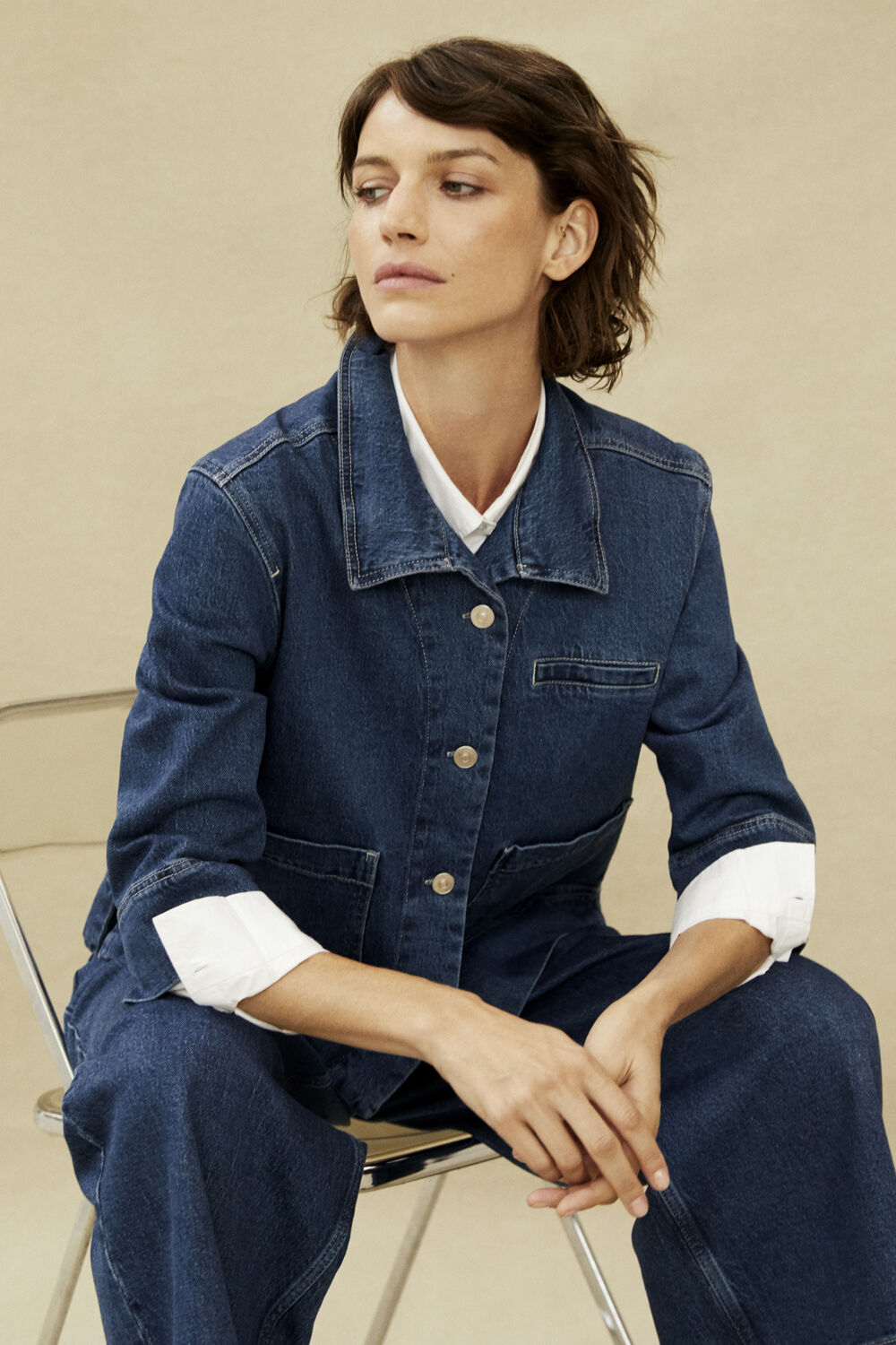 veste chemise en denim souple - Blue Denim, Pantalon en denim souple extensible - Blue Denim, chemise en coton avec dos plus long - White