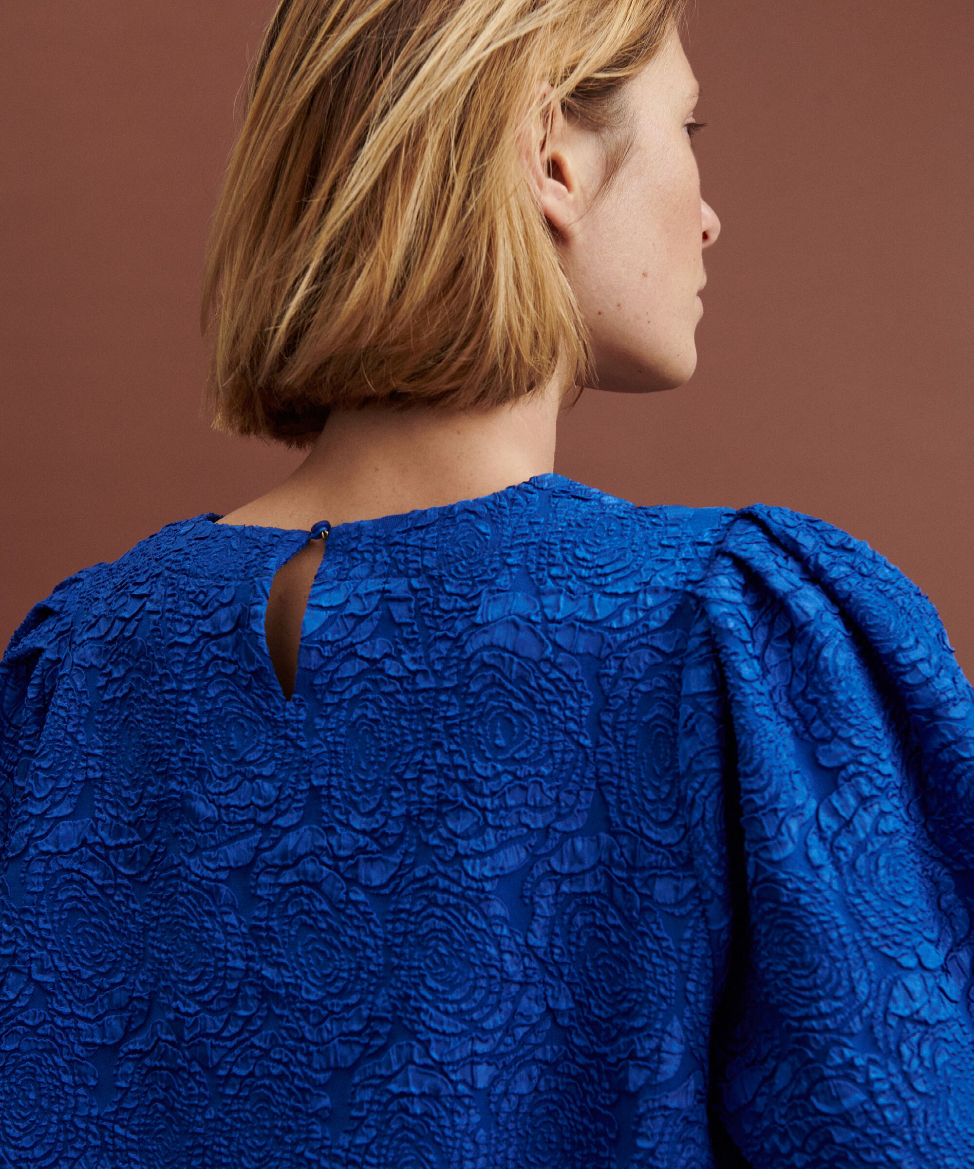 robe à col rond et manches bouffantes, Surf the web