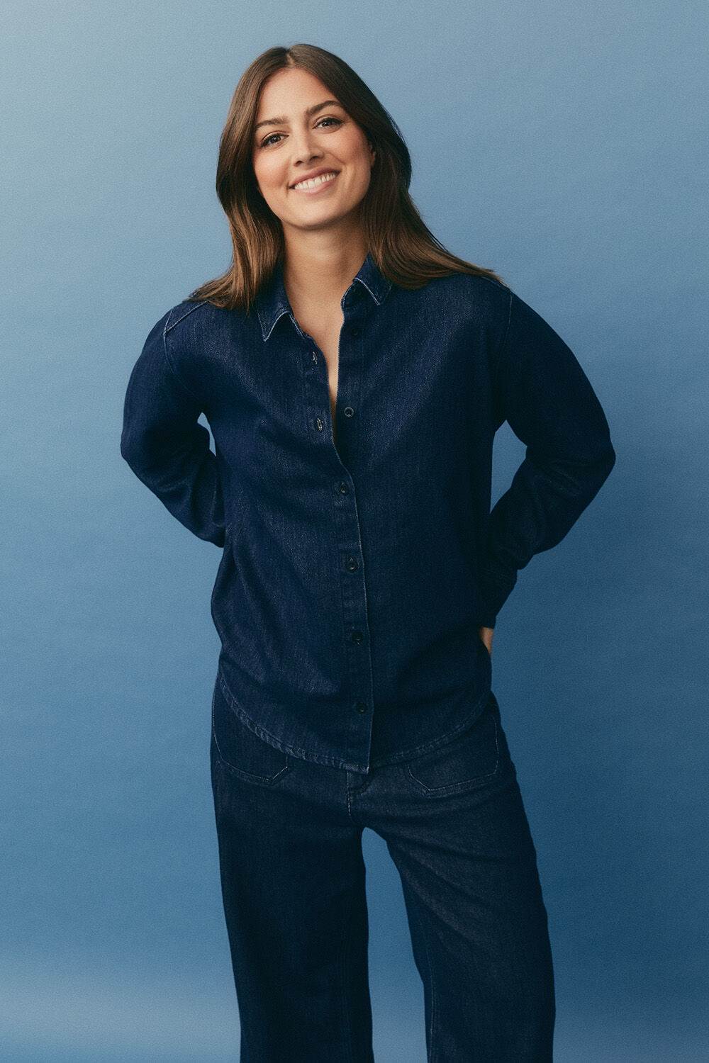 chemise en jean avec une touche de paillettes - Dark Denim, pantalon en denim souple avec paillettes - Dark Denim