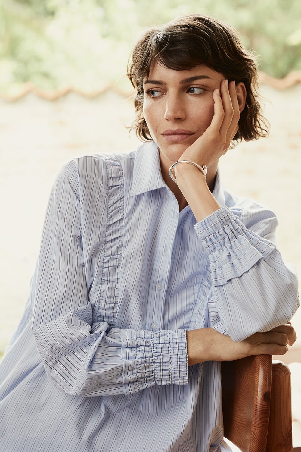 Tunique en coton ray&eacute; avec d&eacute;tails &agrave; volants - Placid Blue, bracelet &agrave; surface martel&eacute;e - Silver