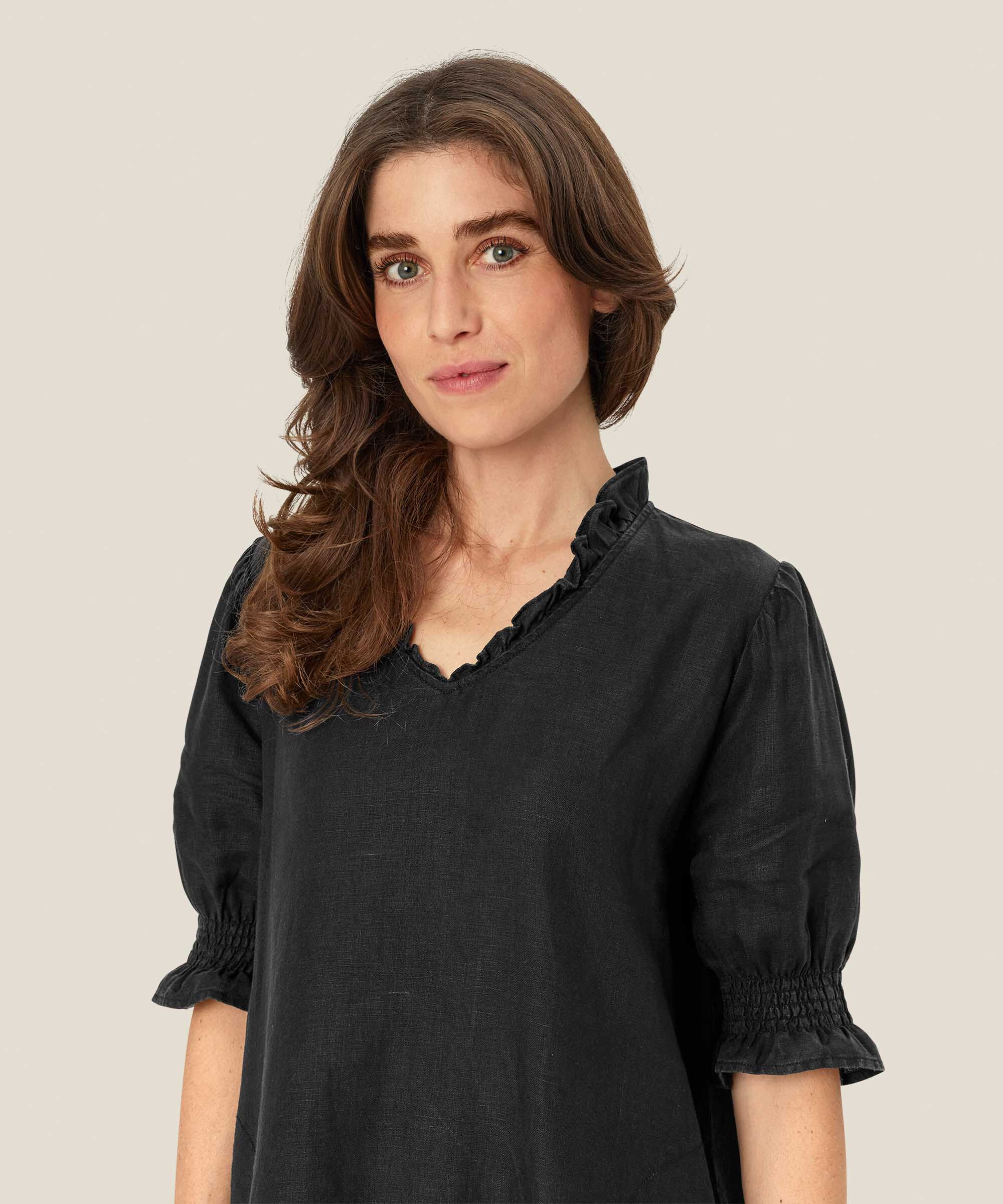 robe en lin à manches courtes et décolleté à volants, Black