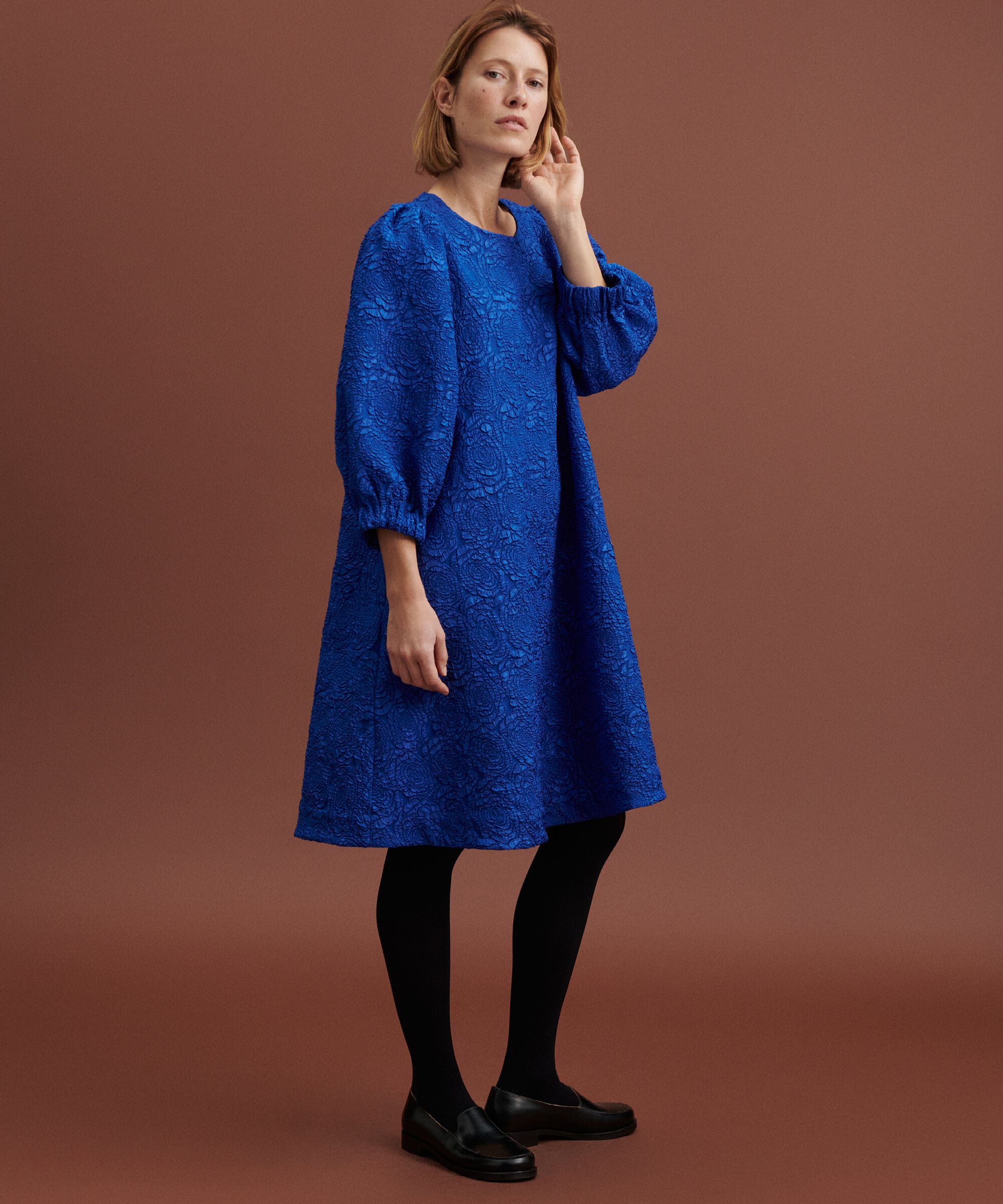 robe à col rond et manches bouffantes, Surf the web