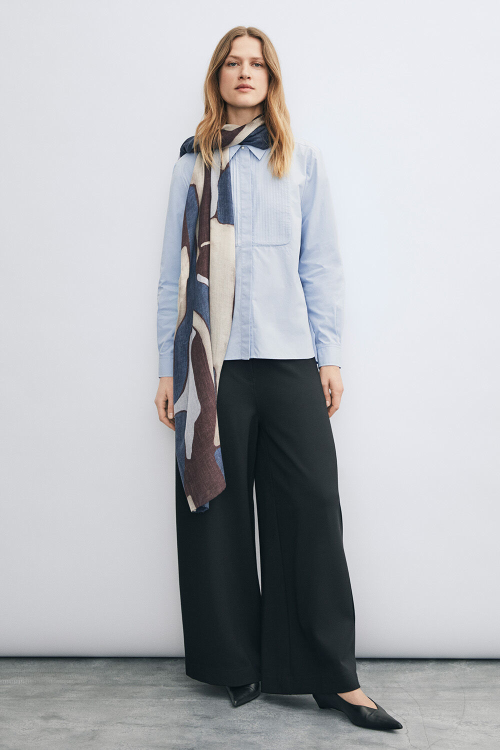 Chemisier en popeline de coton &agrave; plis - Serenity, Jean en coton &agrave; jambes larges et extensible - Dark Denim, &Eacute;charpe en m&eacute;lange de laine &agrave; imprim&eacute; graphique - Chocolate Plum