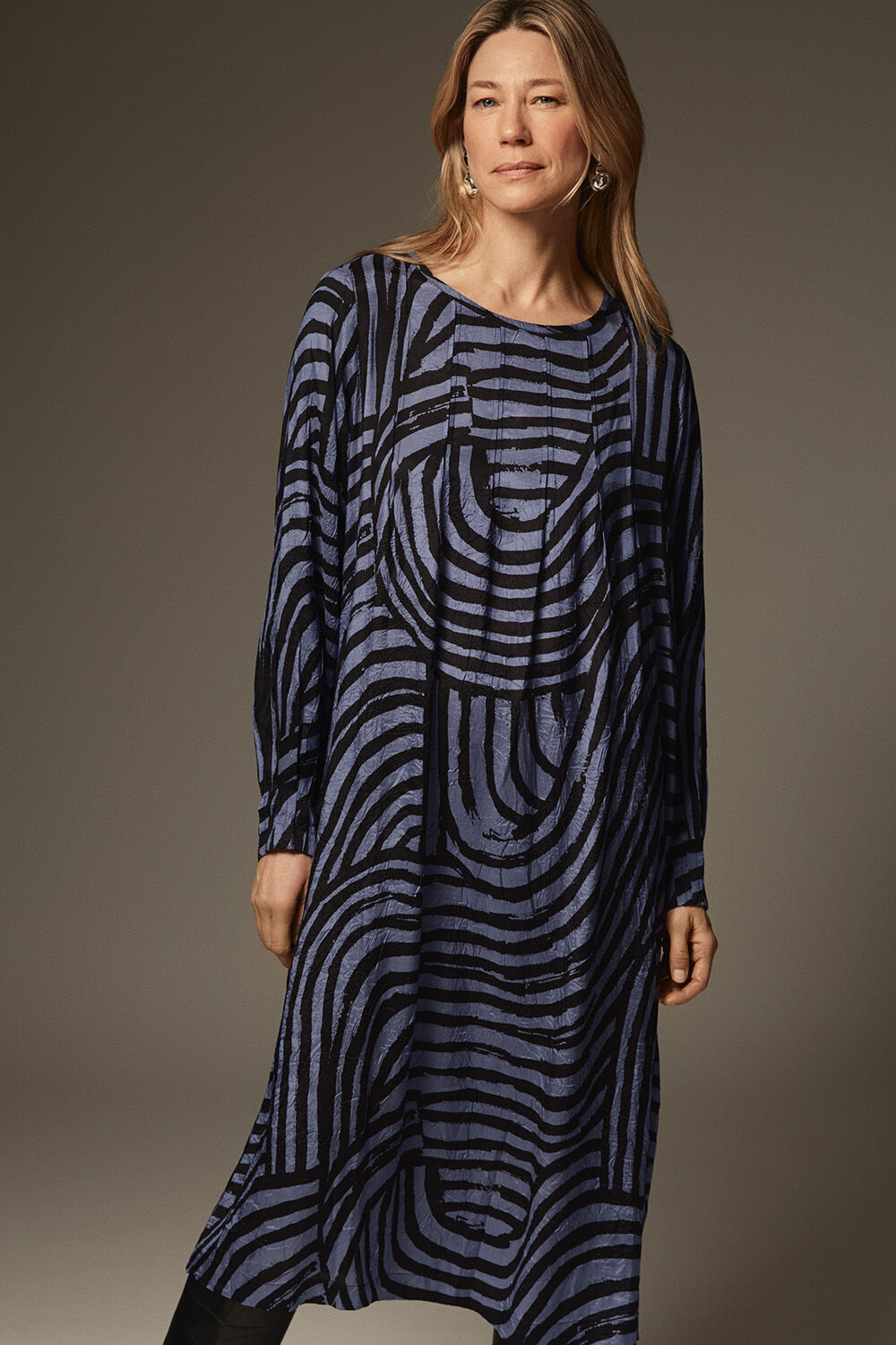 robe en viscose imprim&eacute;e avec drap&eacute; sur le devant - Bijou Blue, boucles d'oreilles sculpturales couleur argent - Silver