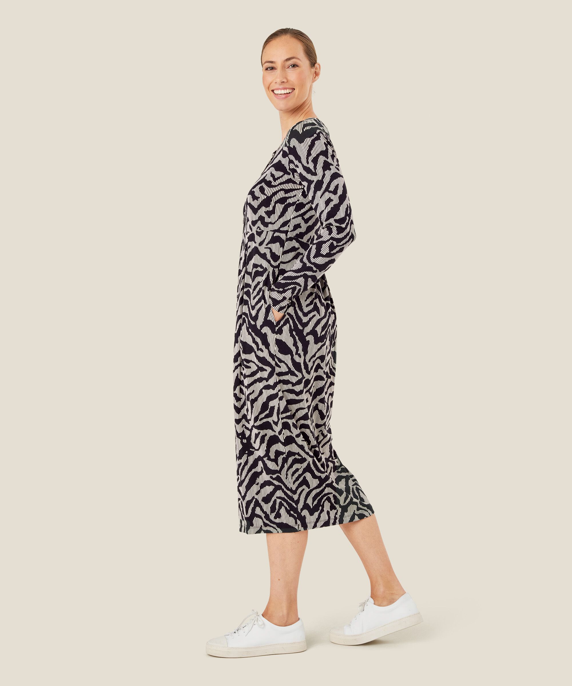 robe tulipe avec boutons au cou, Black