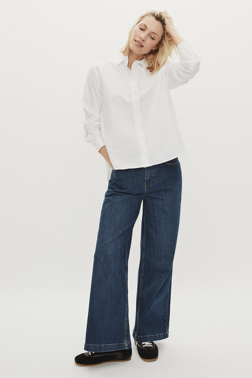 chemise en coton avec dos plus long - White, jean extensible à jambes larges - Blue Denim