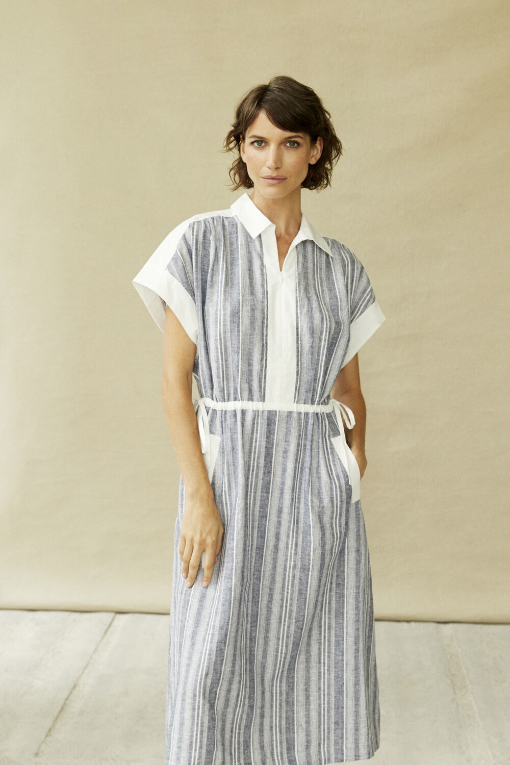 Robe ray&eacute;e en lin m&eacute;lang&eacute; avec d&eacute;tail zipp&eacute; - Medieval Blue