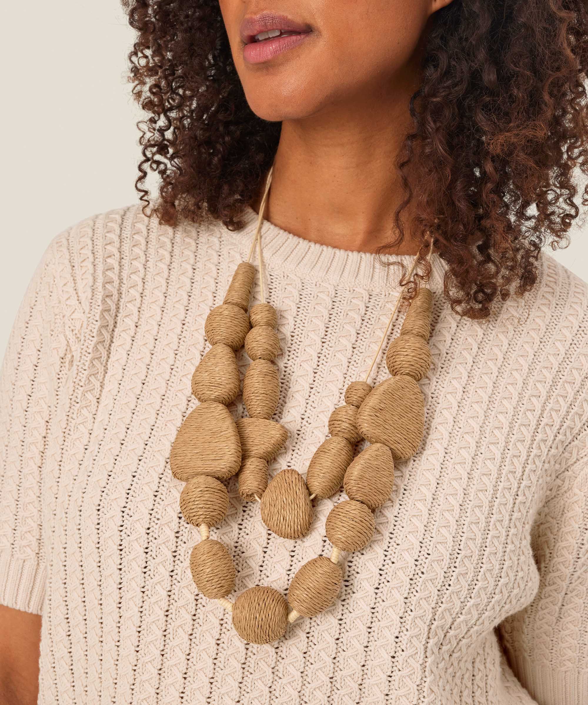collier avec cordon et pierres cloutées, Safari