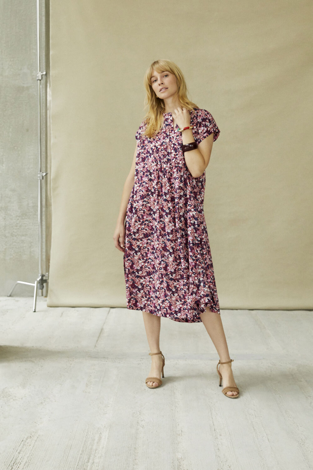 Robe boutonn&eacute;e en viscose &agrave; fleurs - Beet Red, bracelet avec perles color&eacute;es - Poinsettia, bracelet sculptural - Beet Red