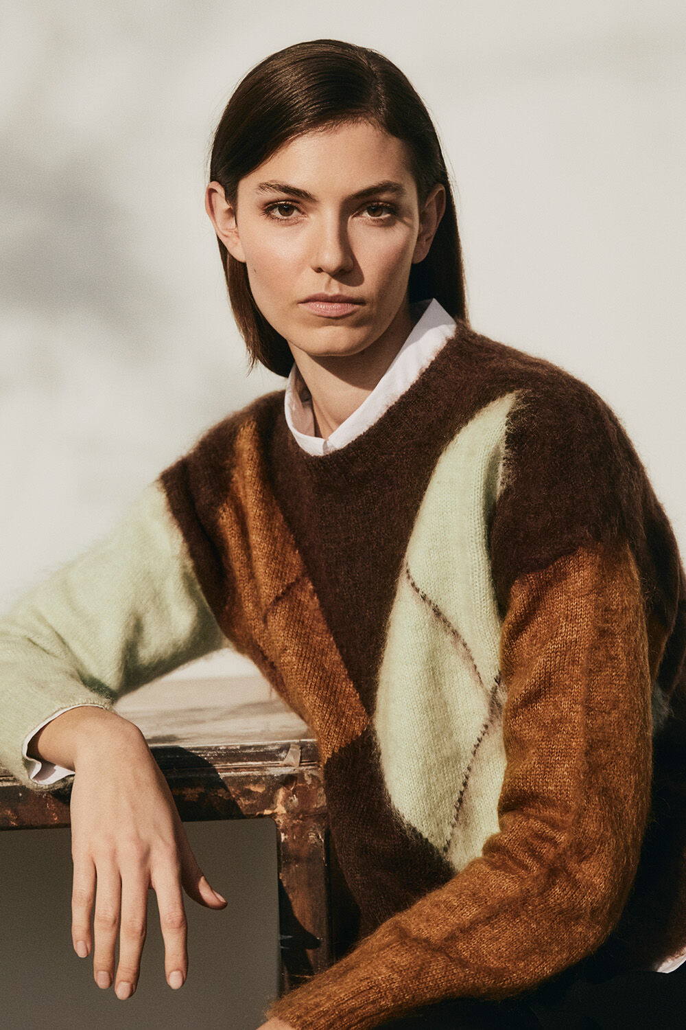 Pull en laine et mohair &agrave; motif arlequin - Slate Black, Chemisier classique en coton avec poignets - White