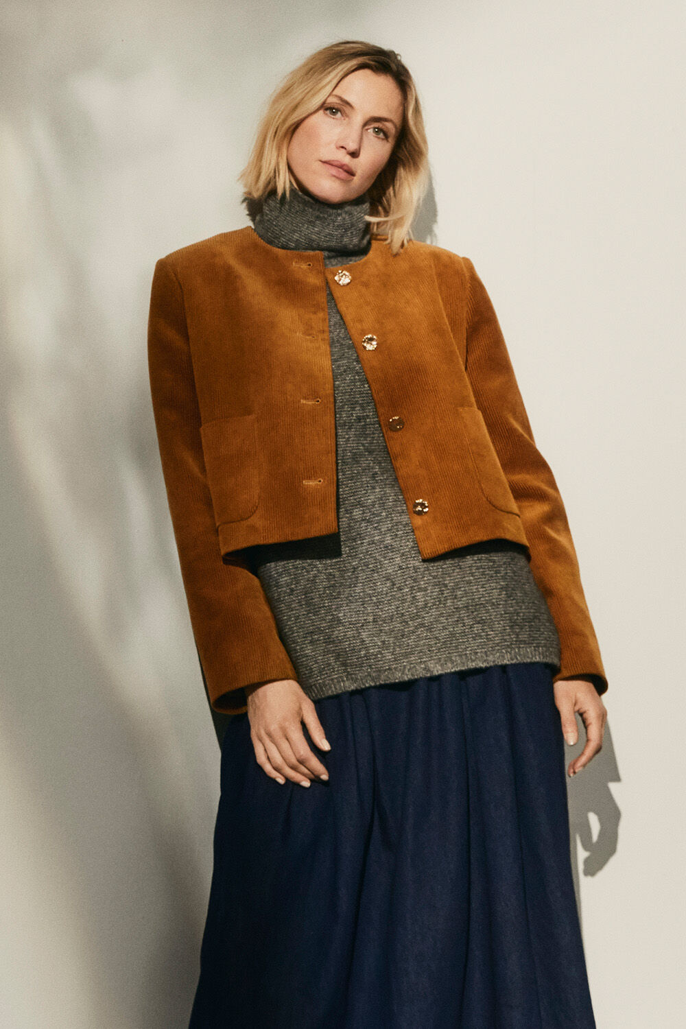 Veste courte en velours c&ocirc;tel&eacute; de coton - Medal Bronze, Pull en laine et alpaga &agrave; col montant - M. Grey mel., Jupe en denim &agrave; plis et taille &eacute;lastiqu&eacute;e - Raw Denim