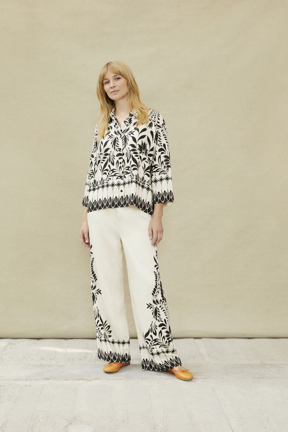 chemise en viscose &agrave; manches 3/4 - Black, Pantalon en viscose imprim&eacute; avec &eacute;lastique au dos - Black