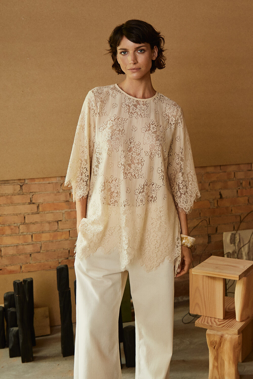 Tunique en dentelle &agrave; manches 3/4 - Fog, Jean &agrave; jambes larges et extensible - Jet Stream, bracelet &agrave; effet marbr&eacute; - Whitecap