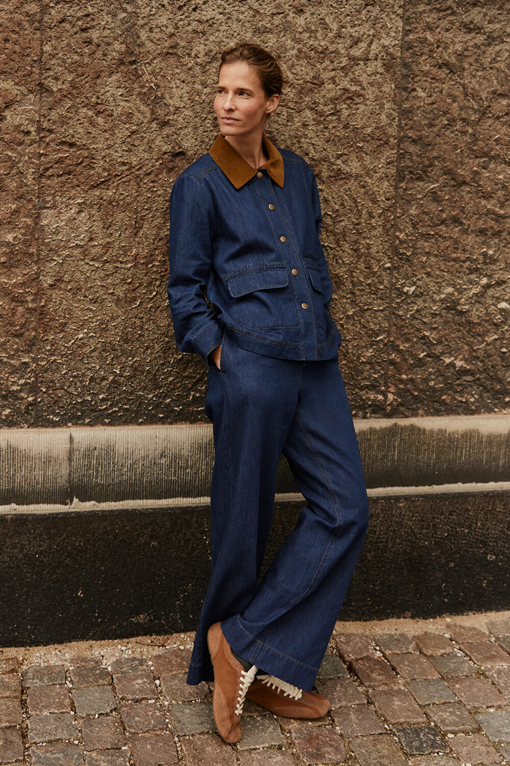 veste en jean avec col en velours et poches avant - Dark Denim, pantalon en jean large avec taille &eacute;lastique - Dark Denim