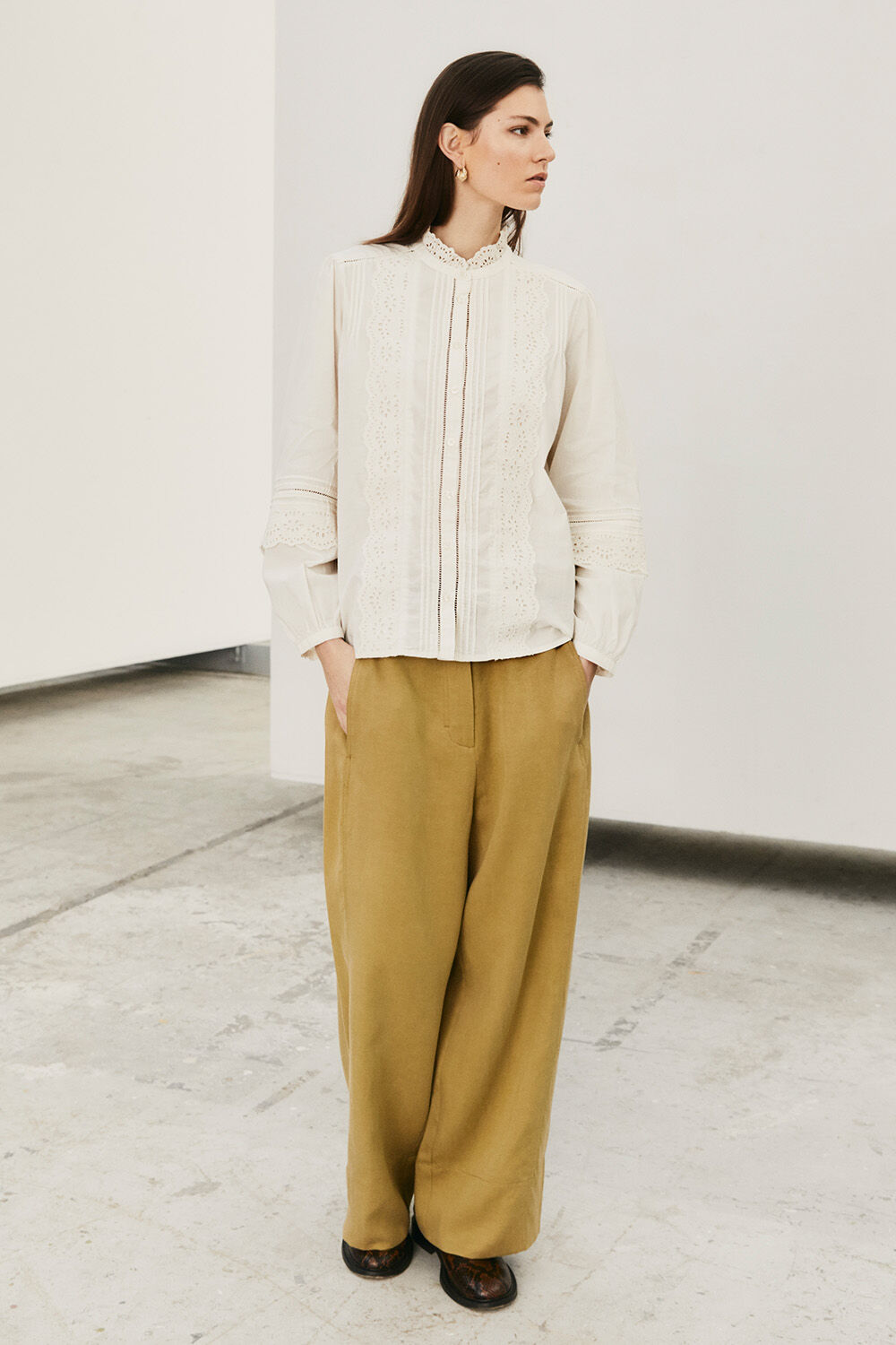 Chemisier en coton avec d&eacute;tails en dentelle - Jet Stream, Pantalon l&eacute;ger en lin m&eacute;lang&eacute; &agrave; jambes droites - Fennel Seed, Boucles d'oreilles &agrave; forme torsad&eacute;e et rainures - Gold