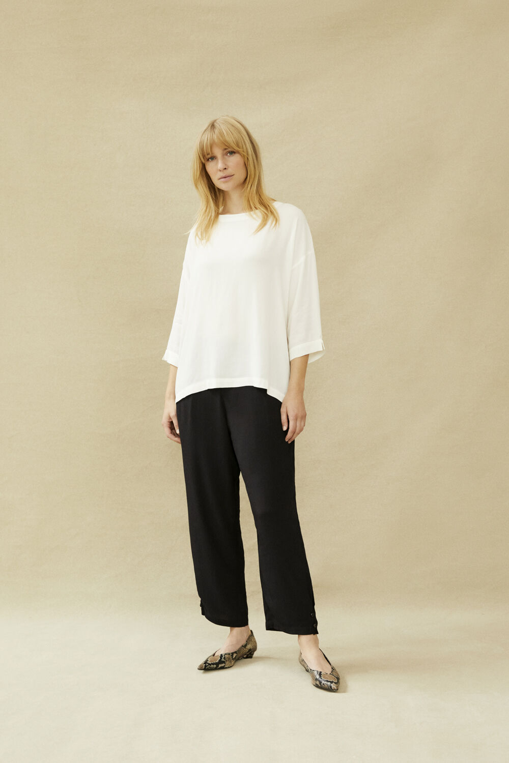 Blouse oversize en viscose manches 3/4 - Cream, Pantalon en viscose &agrave; taille smock&eacute;e et boutons - Black