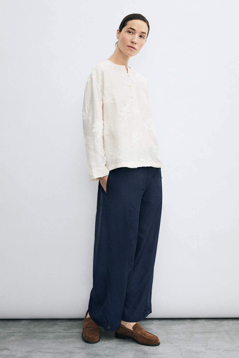Blouse en viscose &agrave; broderie florale et boutons - Jet Stream, Pantalon large en lin m&eacute;lang&eacute; avec boutons - Navy Blazer