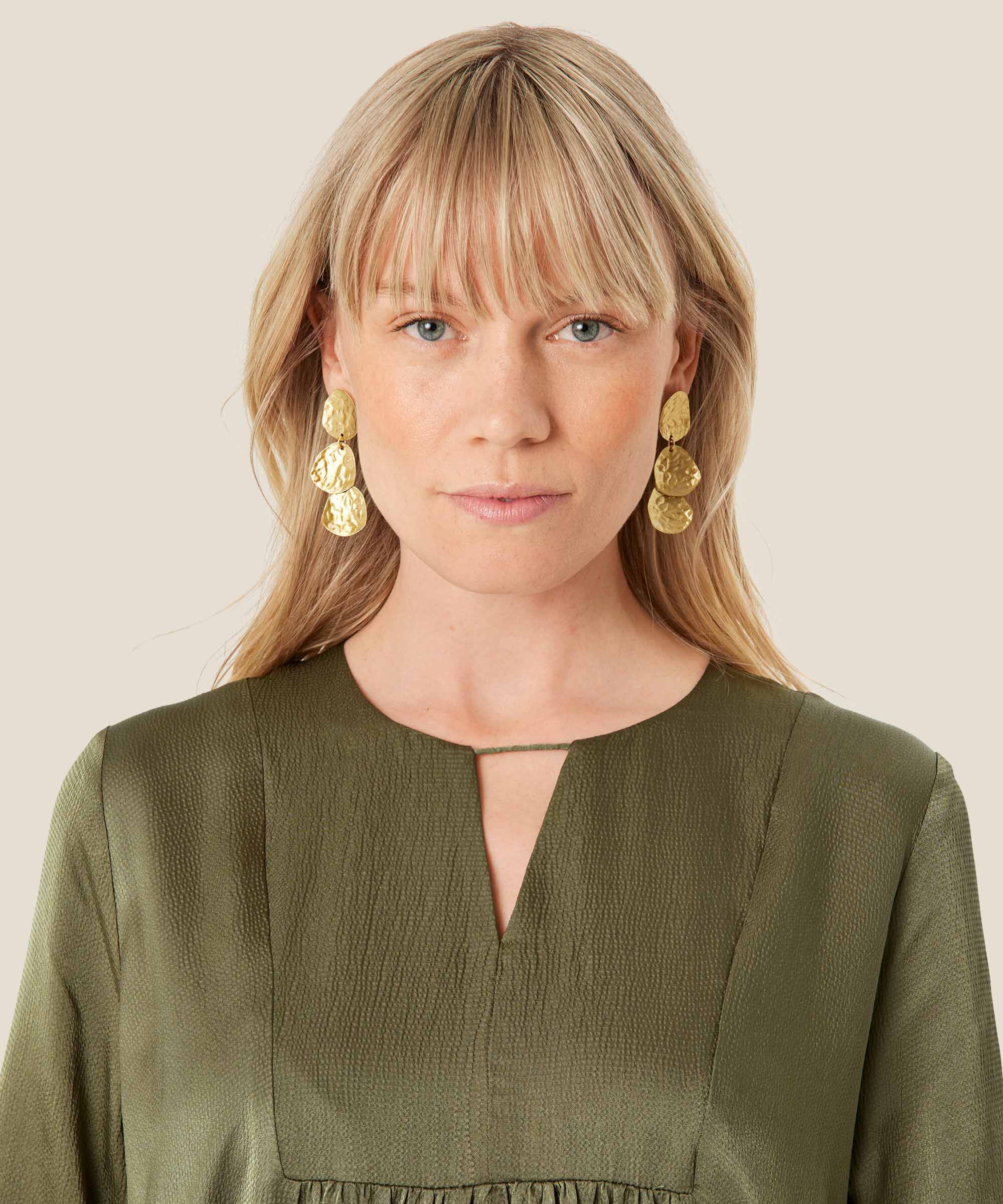 clous d'oreilles sculpturaux, Gold