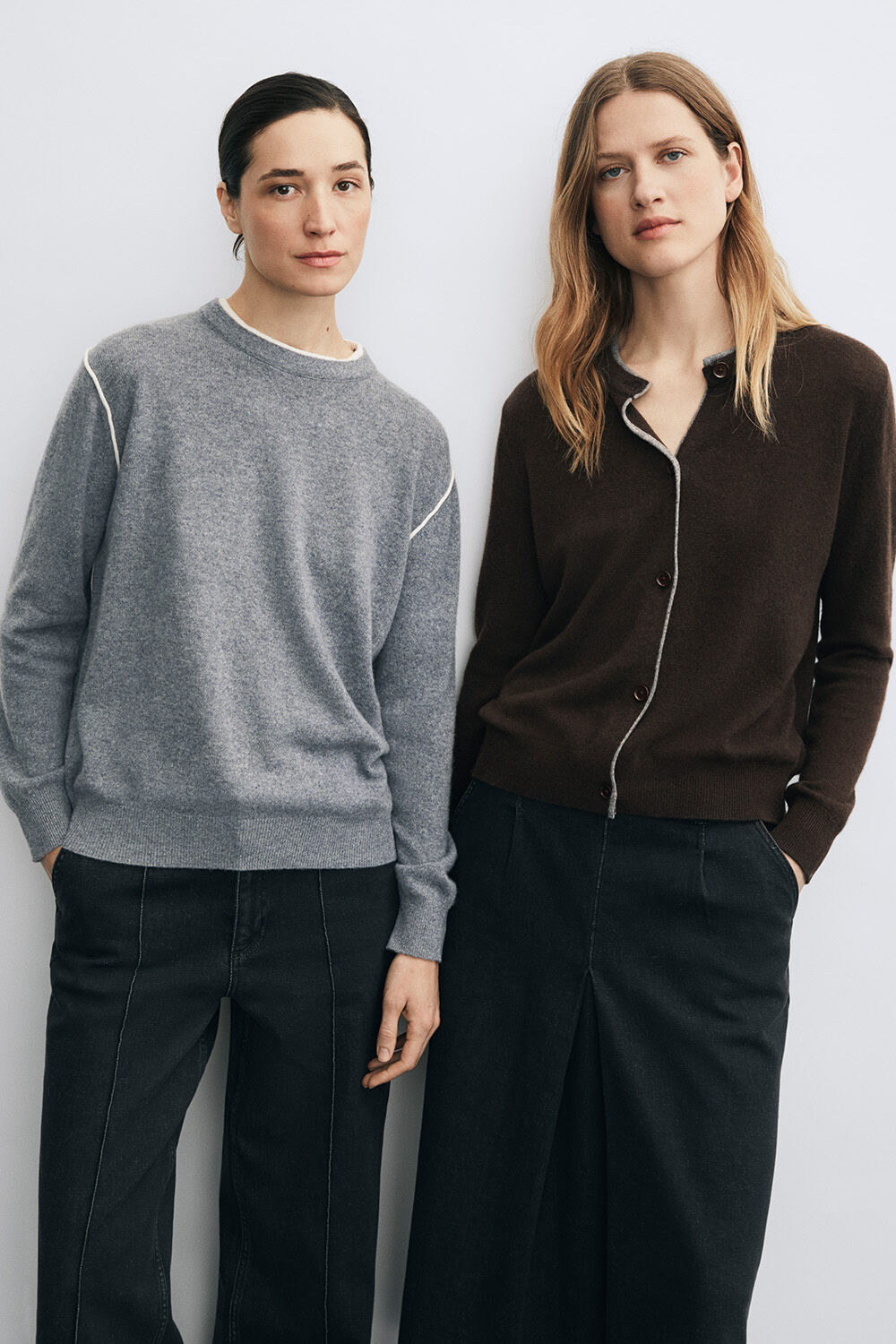 Pull en cachemire &agrave; col rond - M. Grey mel., Jean large en denim &agrave; plis marqu&eacute;s - Black, Cardigan en cachemire &agrave; bords contrastants - Chocolate Plum