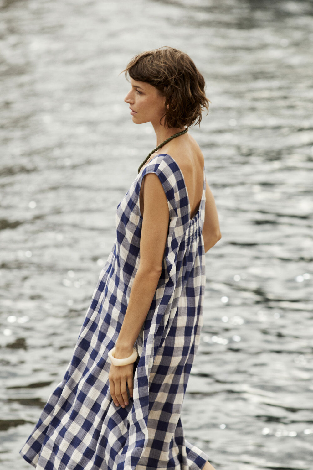 robe &agrave; bretelles en coton &agrave; carreaux - Medieval Blue, collier avec des perles de verre vertes - Olivine, bracelet sculptural - Fog