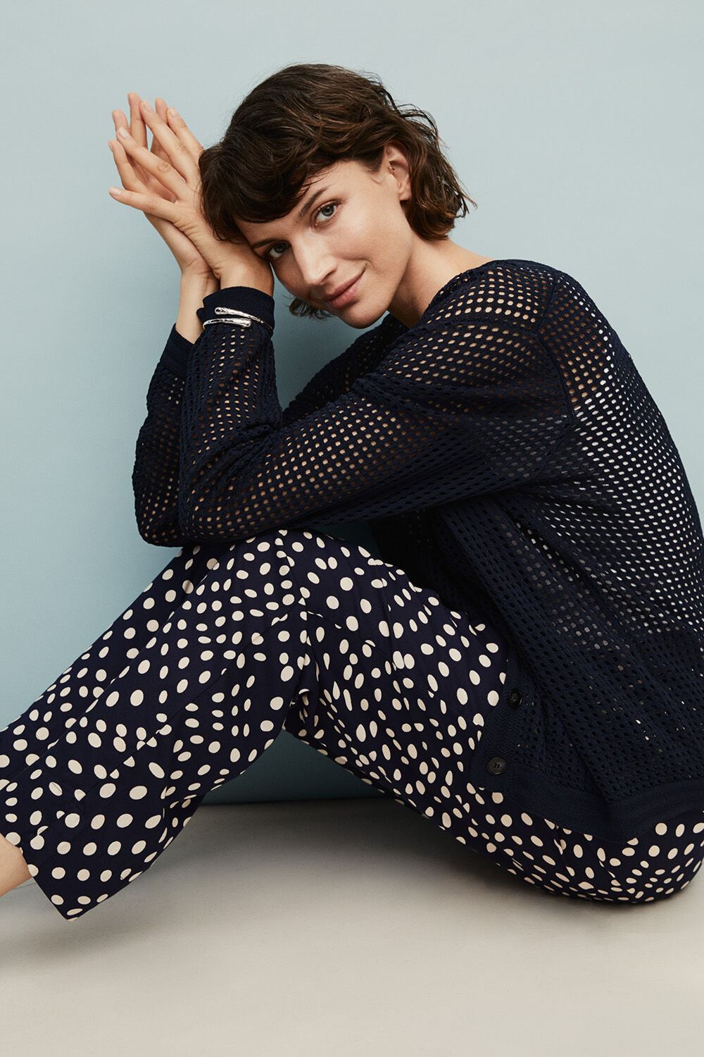 Cardigan tricot&eacute; &agrave; motif dentelle - Navy Blazer, Pantalon en viscose &agrave; pois avec taille &eacute;lastiqu&eacute;e - Navy Blazer, bracelet &agrave; surface martel&eacute;e - Silver