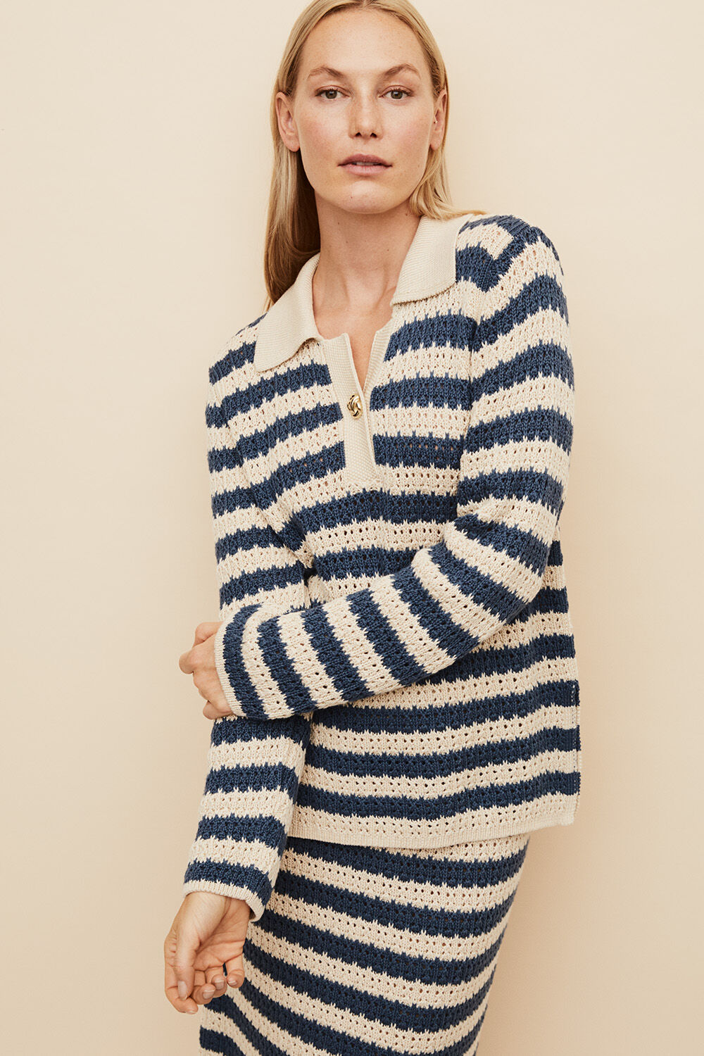 Top en maille &agrave; rayures et bouton dor&eacute; - Ensign Blue, jupe tricot&eacute;e &agrave; taille &eacute;lastique - Ensign Blue